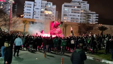 الشرطة تلقي القبض امس في استاد سامي عوفير على مشتبَهين بشبهة الاخلال بالنظام والاعتداء على افراد الشرطة